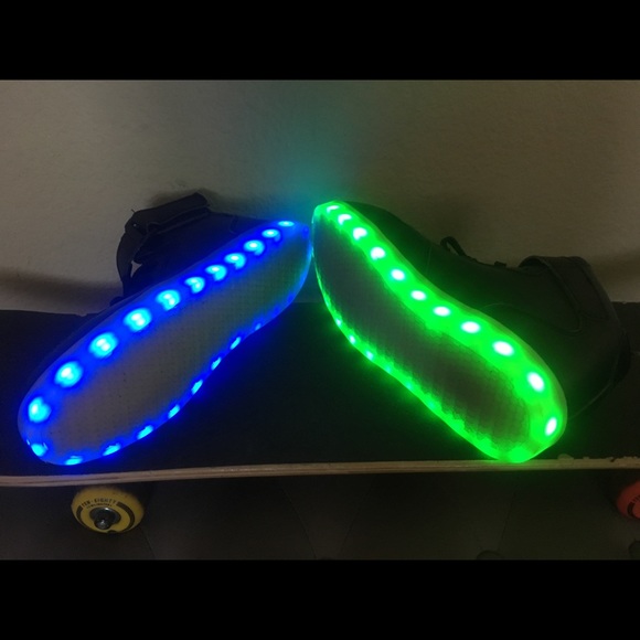 LED light up sneakers - Picture 2 of 8